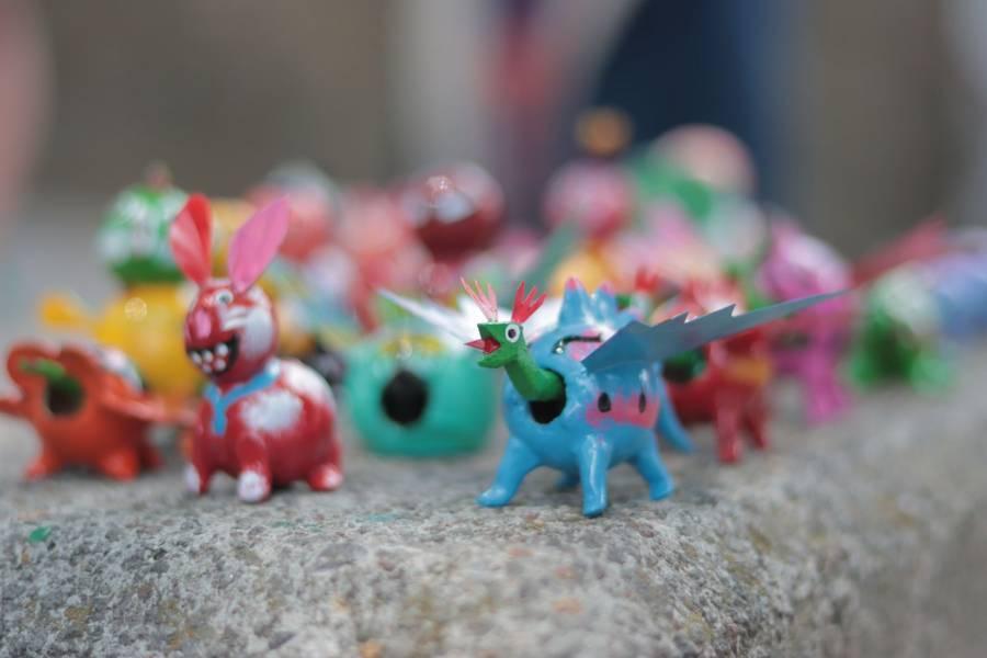 Niños de la sierra acuden a la capital para vender artesanías de guaje 