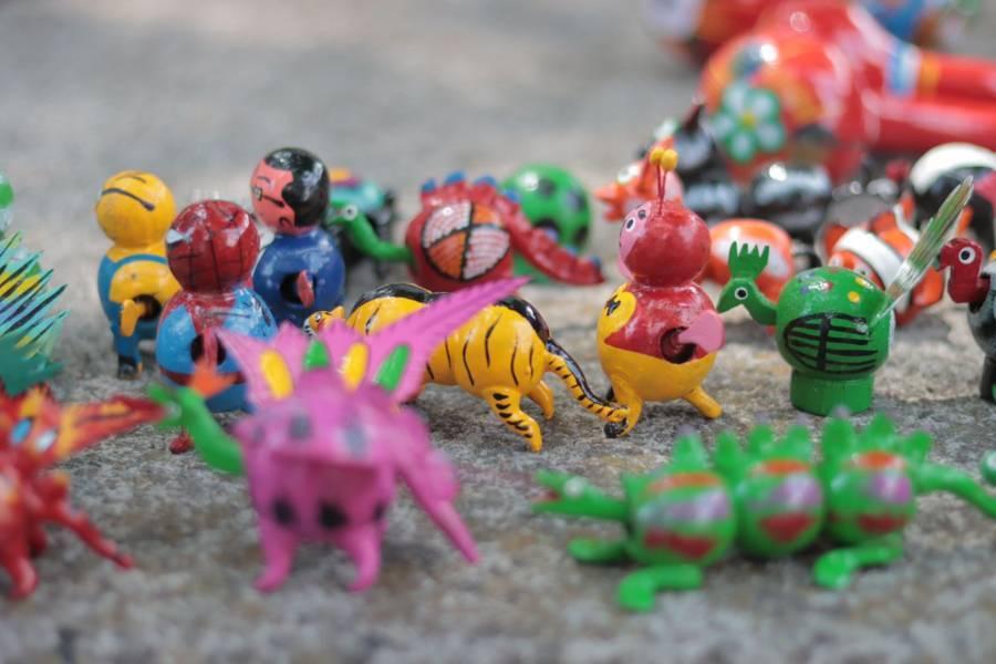 Niños de la sierra acuden a la capital para vender artesanías de guaje 