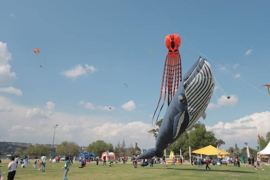 Decenas de familias acuden al festival del papalote y el globo 