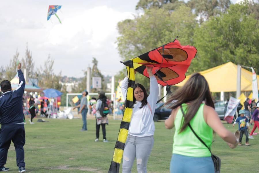 Decenas de familias acuden al festival del papalote y el globo 
