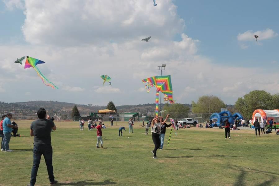Decenas de familias acuden al festival del papalote y el globo 
