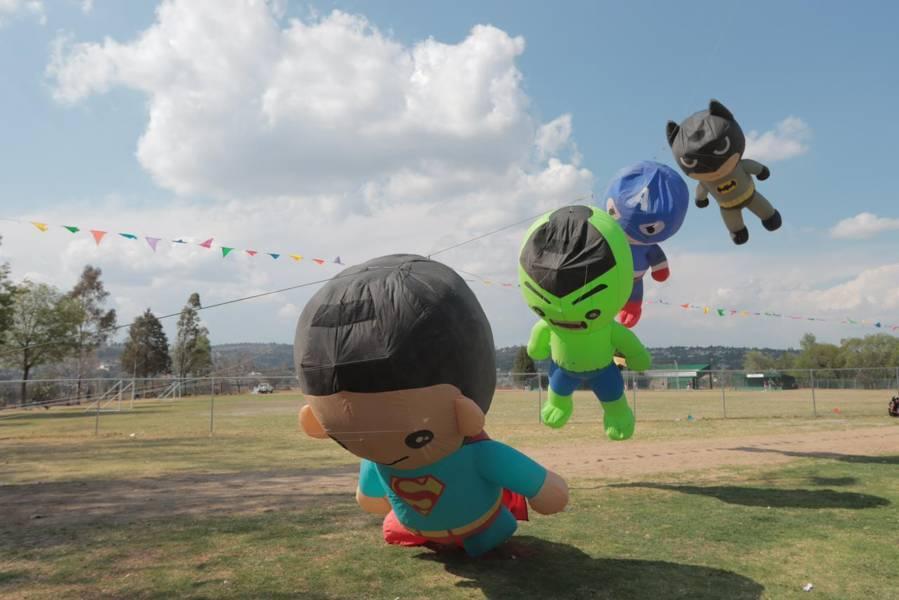 Decenas de familias acuden al festival del papalote y el globo 
