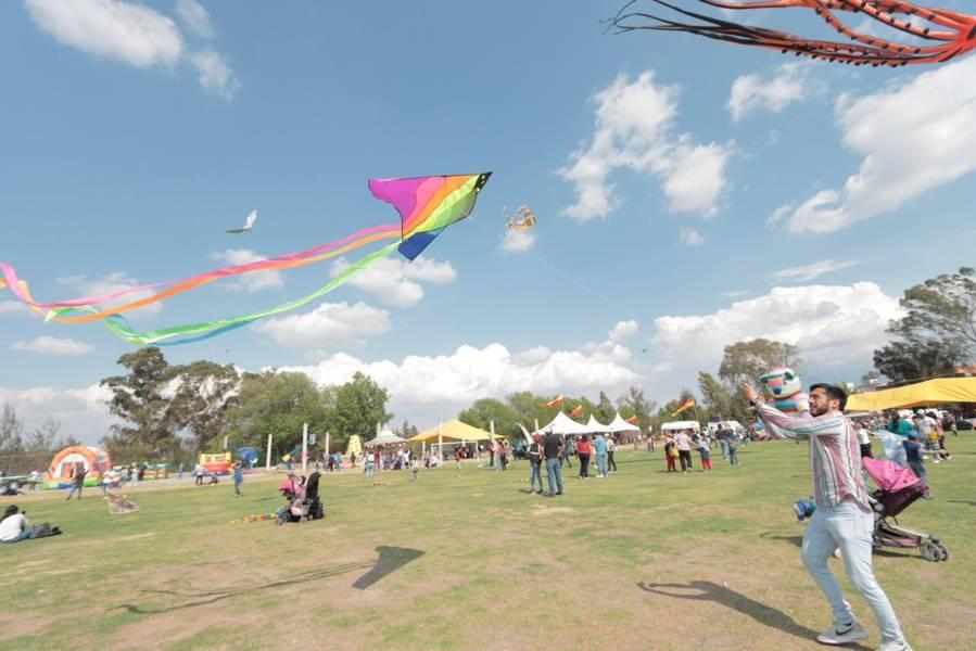Decenas de familias acuden al festival del papalote y el globo 
