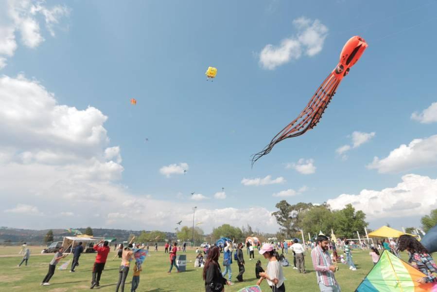 Decenas de familias acuden al festival del papalote y el globo 