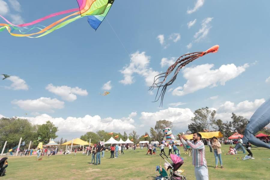 Decenas de familias acuden al festival del papalote y el globo 