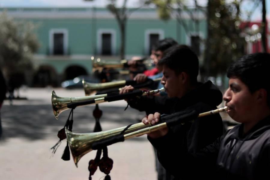 Aprovechan alumnos del COBAT día de asueto para ensayar 
