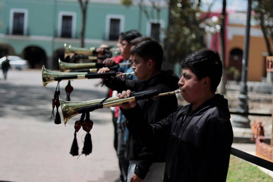 Aprovechan alumnos del COBAT día de asueto para ensayar 