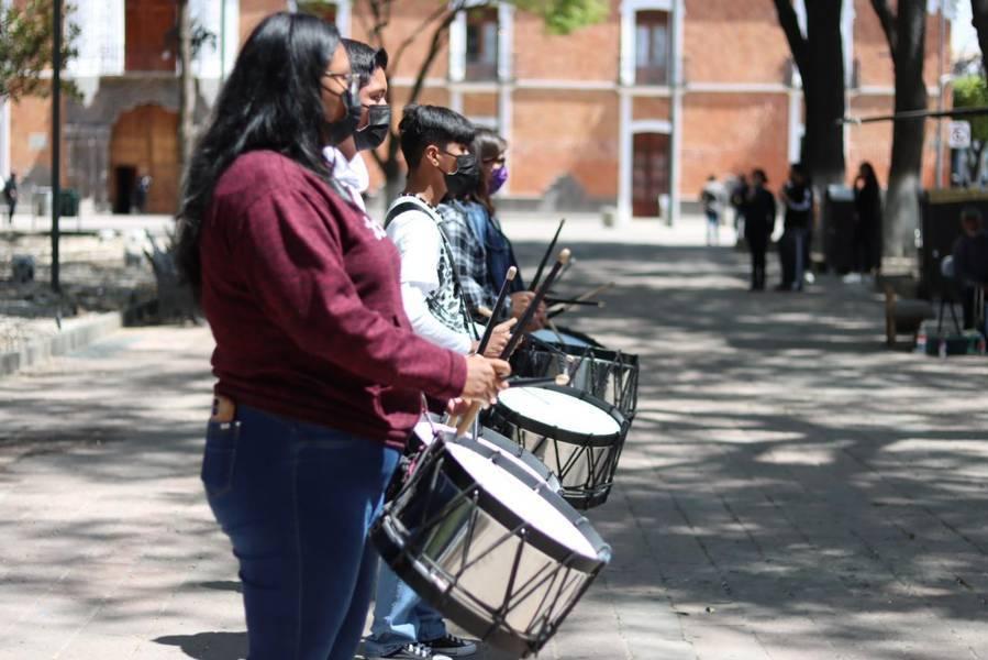 Aprovechan alumnos del COBAT día de asueto para ensayar 