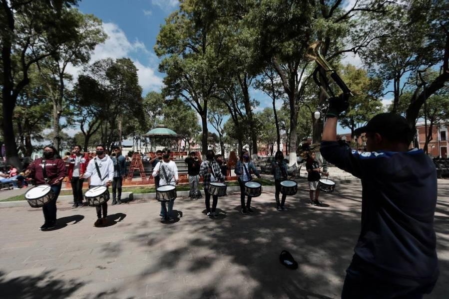 Aprovechan alumnos del COBAT día de asueto para ensayar 
