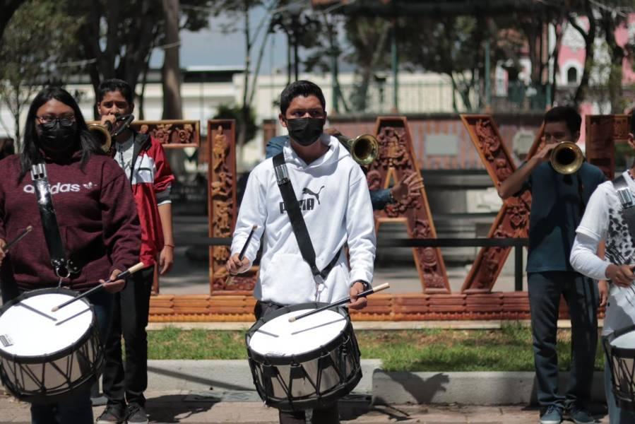 Aprovechan alumnos del COBAT día de asueto para ensayar 