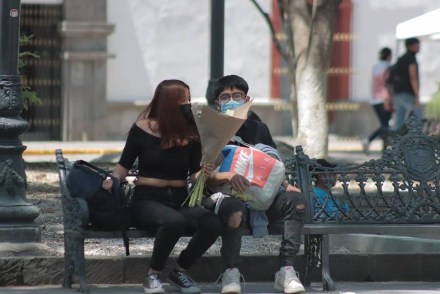 Parejas se regalan flores amarillas este 21 de marzo para refrendar su amor 