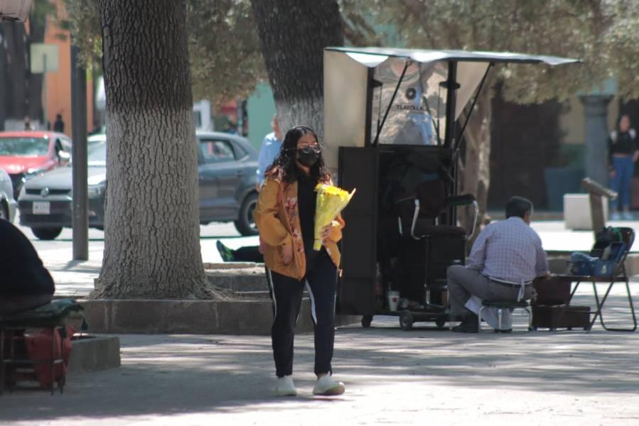Parejas se regalan flores amarillas este 21 de marzo para refrendar su amor 