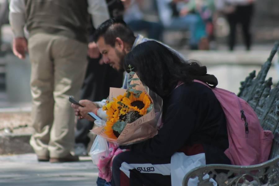 Parejas se regalan flores amarillas este 21 de marzo para refrendar su amor 