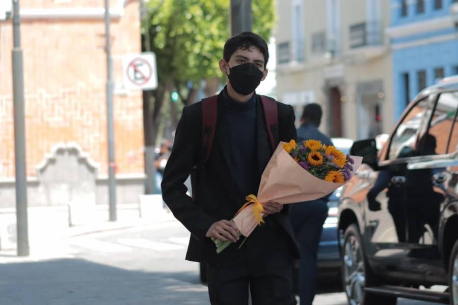 Parejas se regalan flores amarillas este 21 de marzo para refrendar su amor 