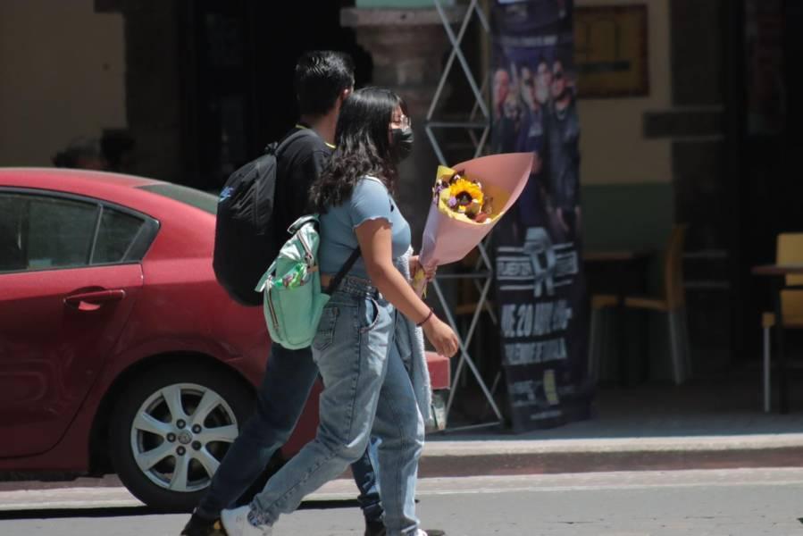 Parejas se regalan flores amarillas este 21 de marzo para refrendar su amor 