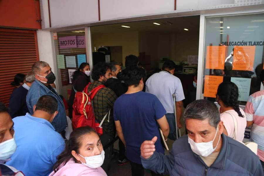 Largas filas para el cambio de placas vehiculares 