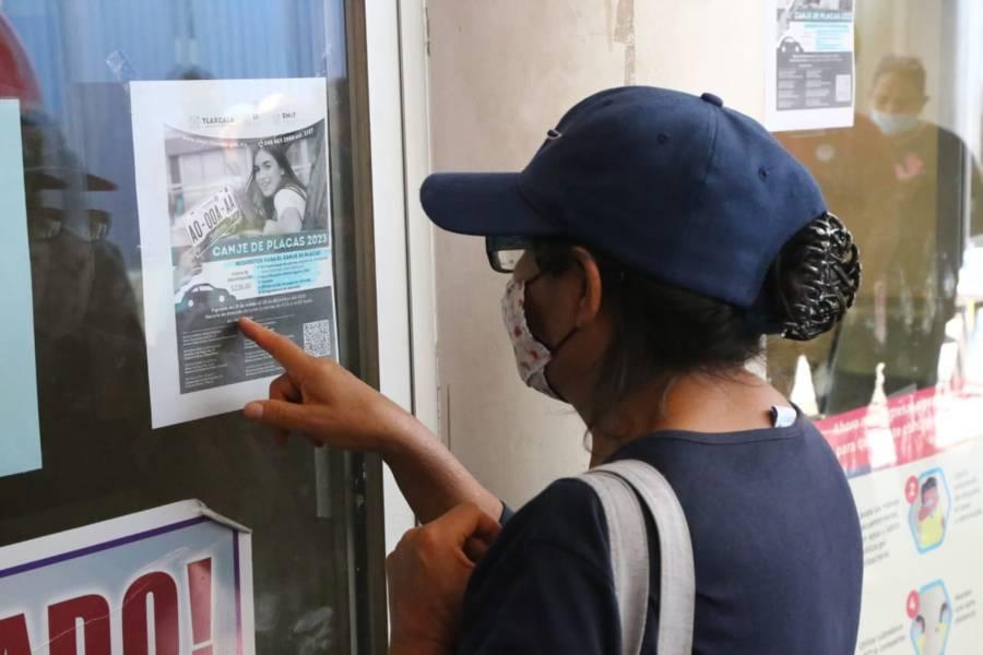 Largas filas para el cambio de placas vehiculares 