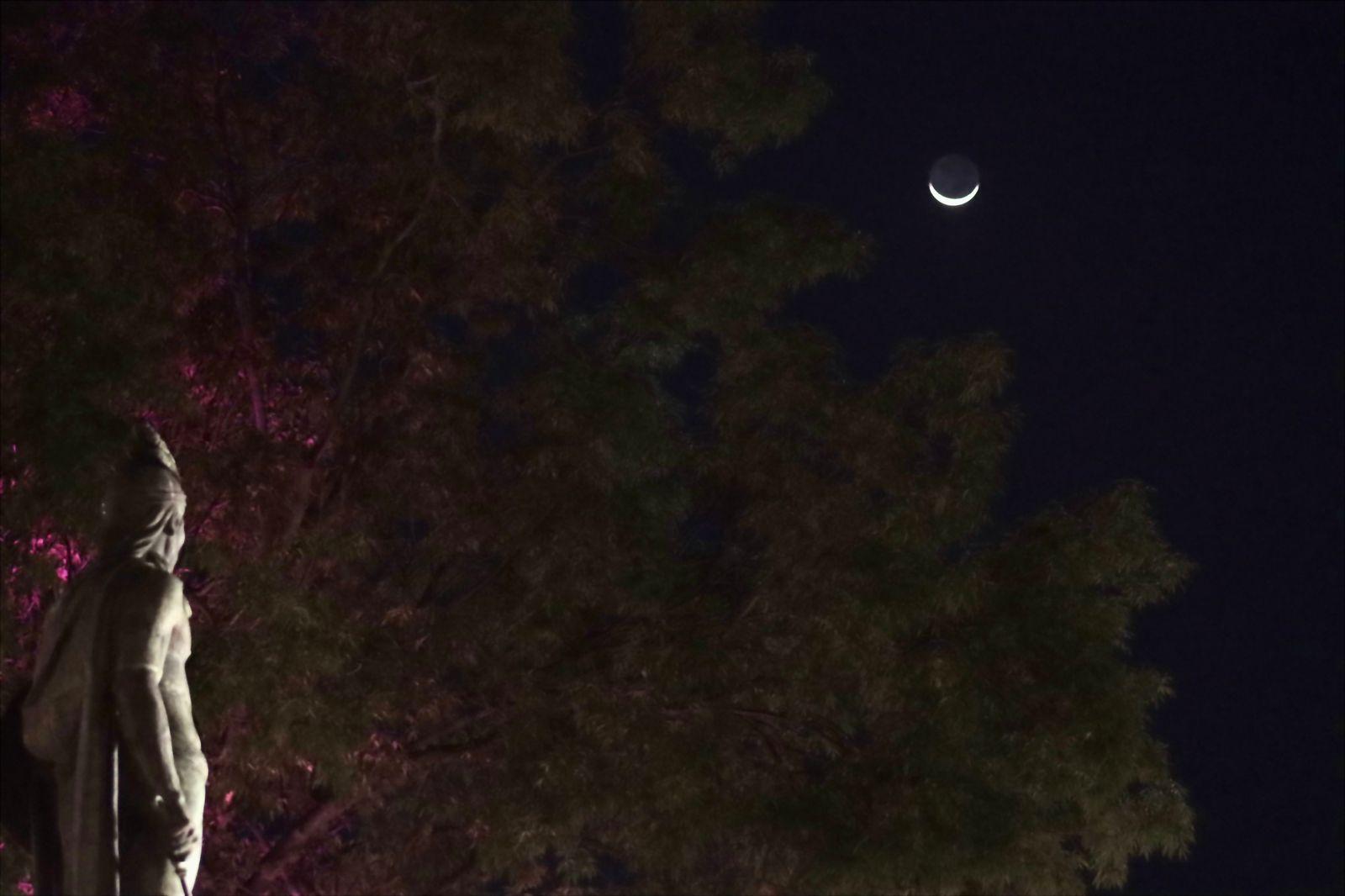 Luna creciente sobre la capital tlaxcalteca 