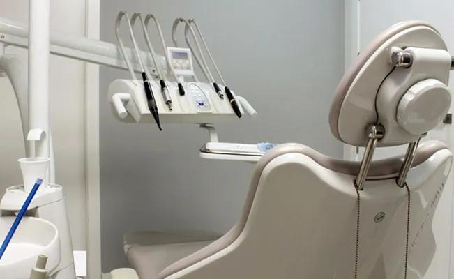 Un abuelito termina muerto luego de acudir a un dentista por una prótesis