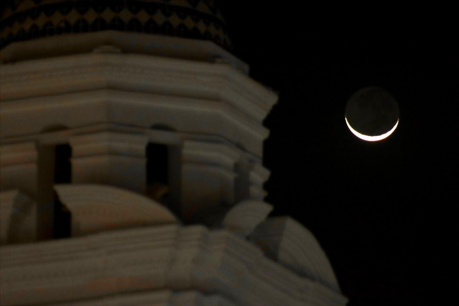 Luna creciente sobre la capital tlaxcalteca 