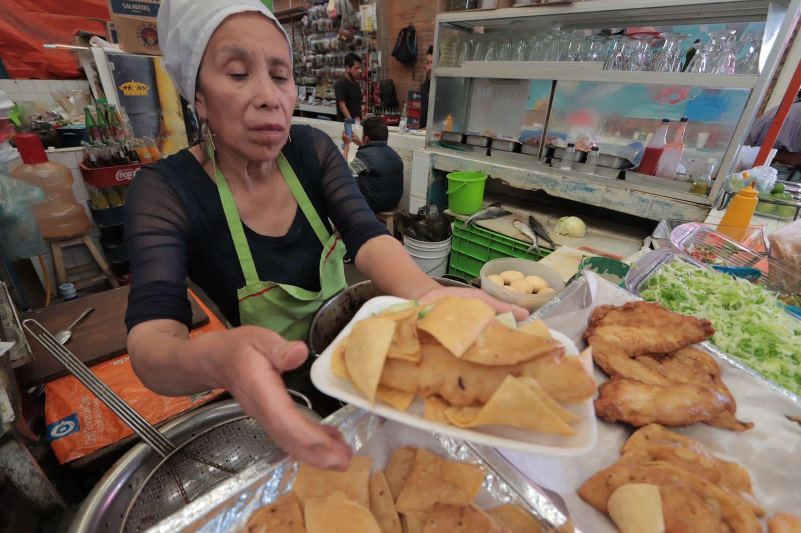 Doña Guadalupe, más de cuarenta años vendiendo mariscos en Tlaxcala