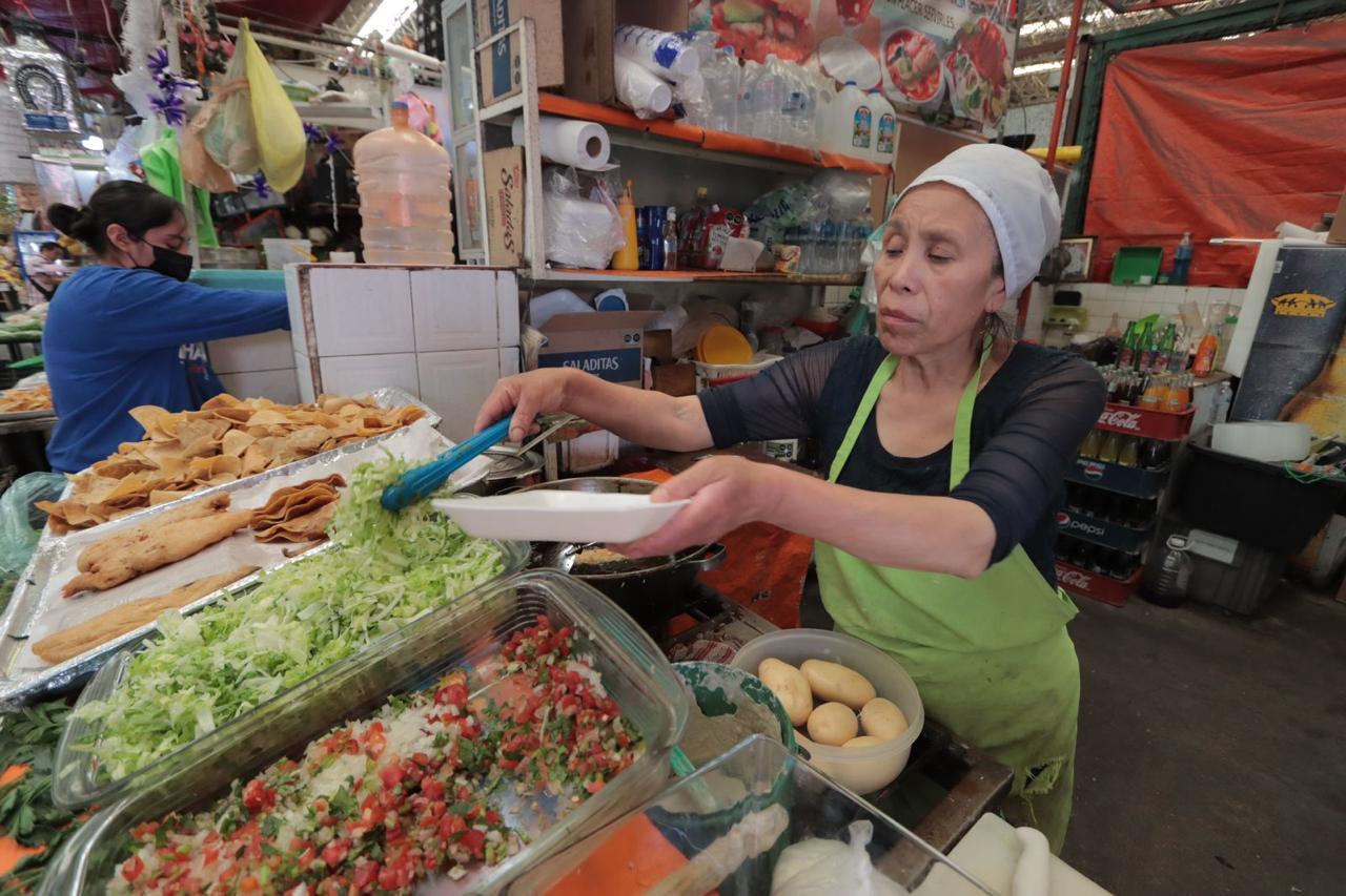 Doña Guadalupe, más de cuarenta años vendiendo mariscos en Tlaxcala