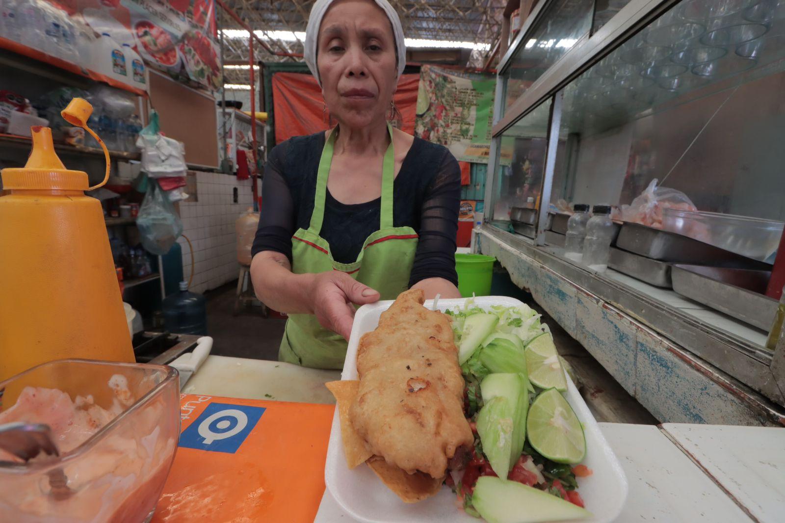 Doña Guadalupe, más de cuarenta años vendiendo mariscos en Tlaxcala