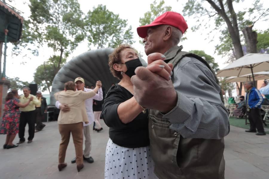 Adultos mayores disfrutan del viernes bailando danzón en la capital 
