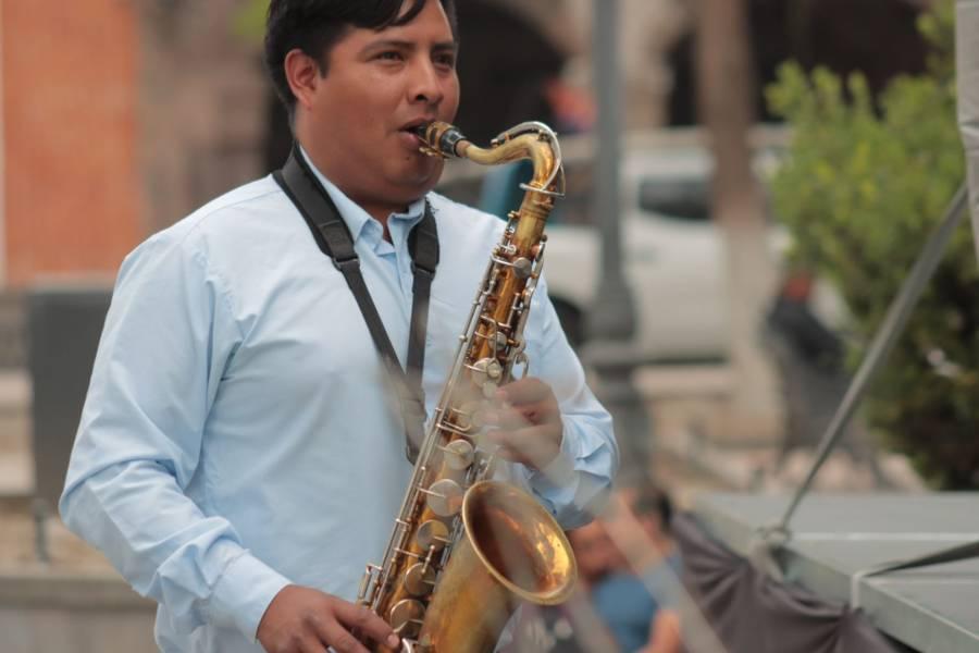 Adultos mayores disfrutan del viernes bailando danzón en la capital 
