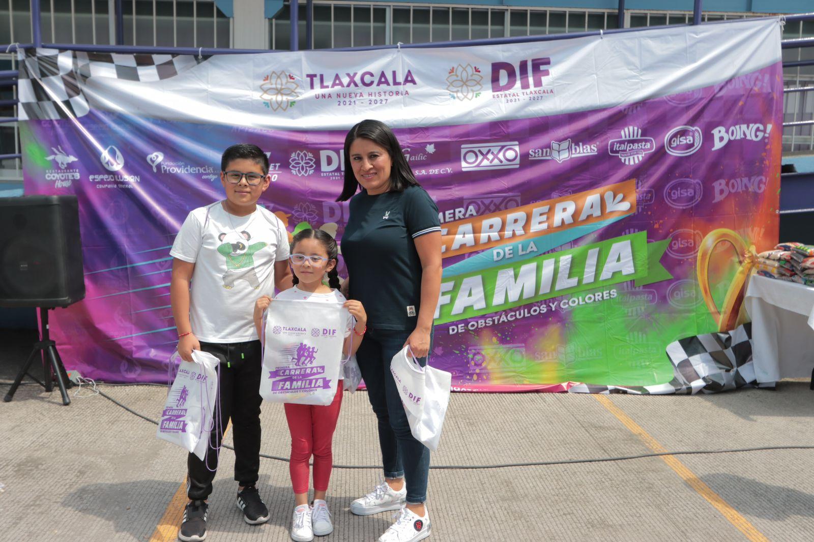 Entrega SEDIF kits para la primera carrera de la familia de obstáculos y colores 