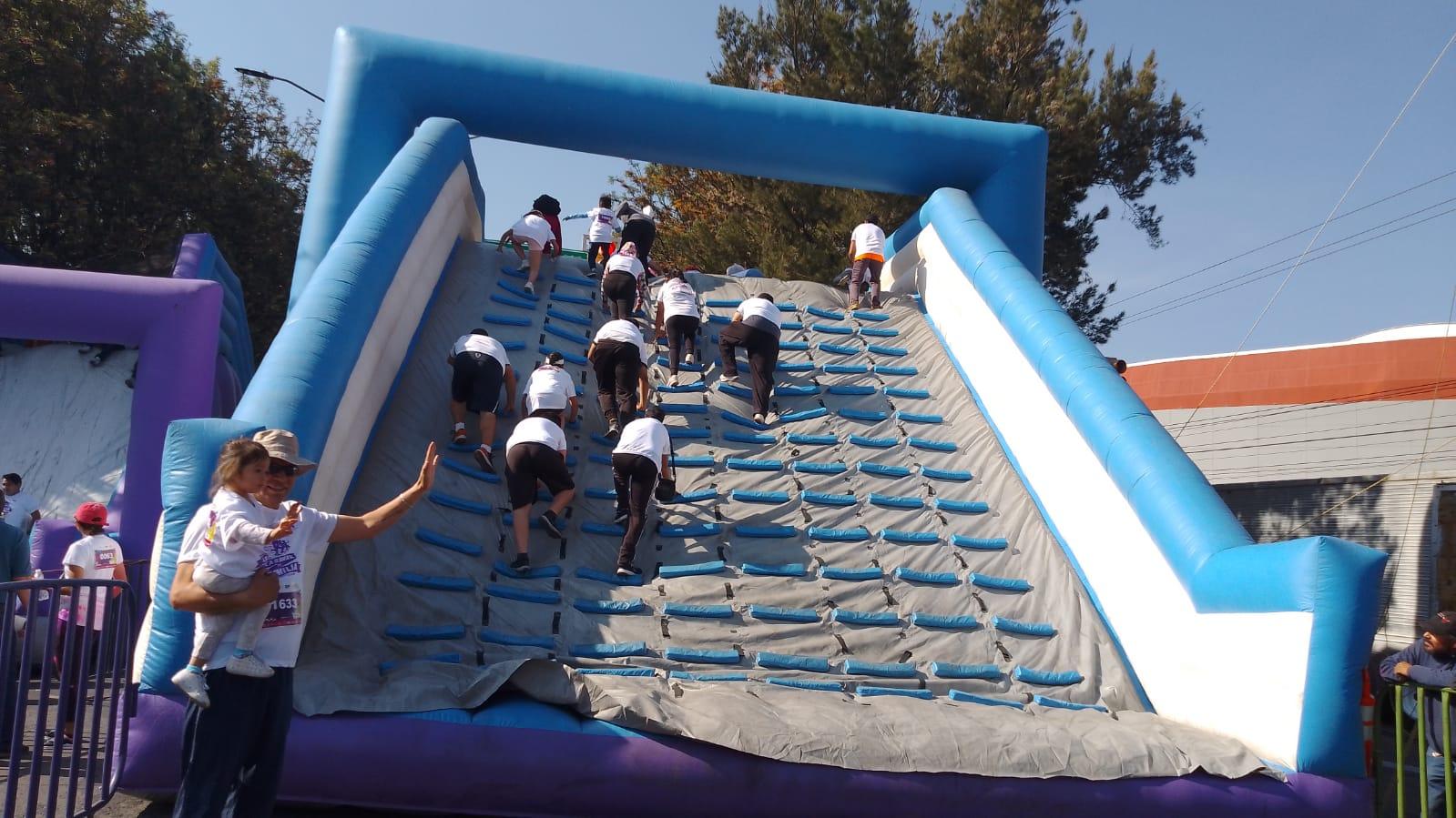 Decenas de familias participan en la Primera Carrera de la Familia
