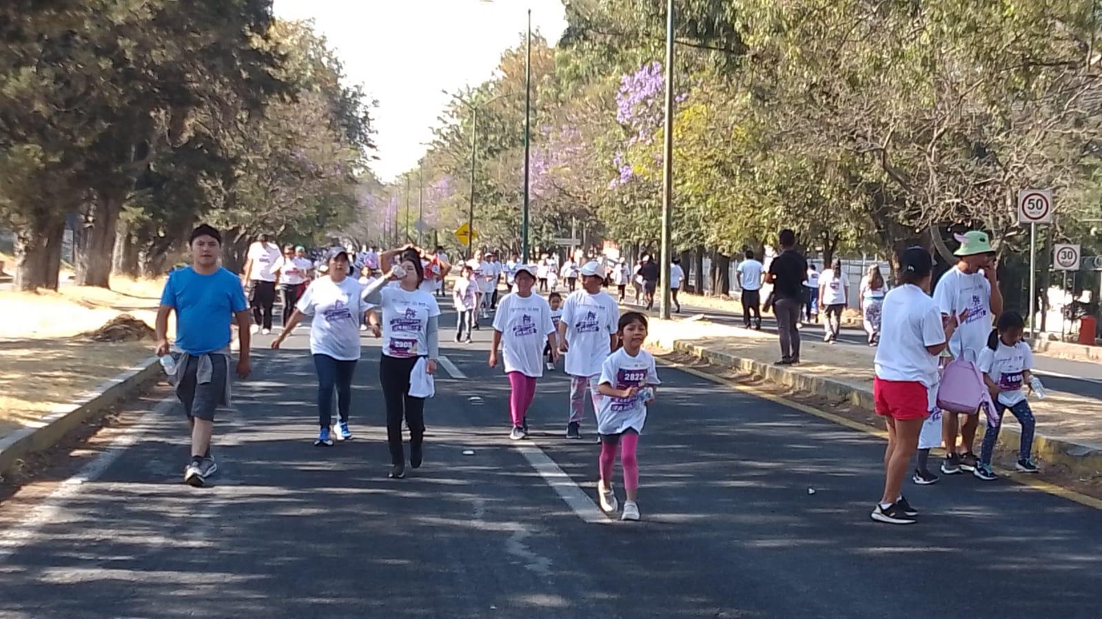 Decenas de familias participan en la Primera Carrera de la Familia