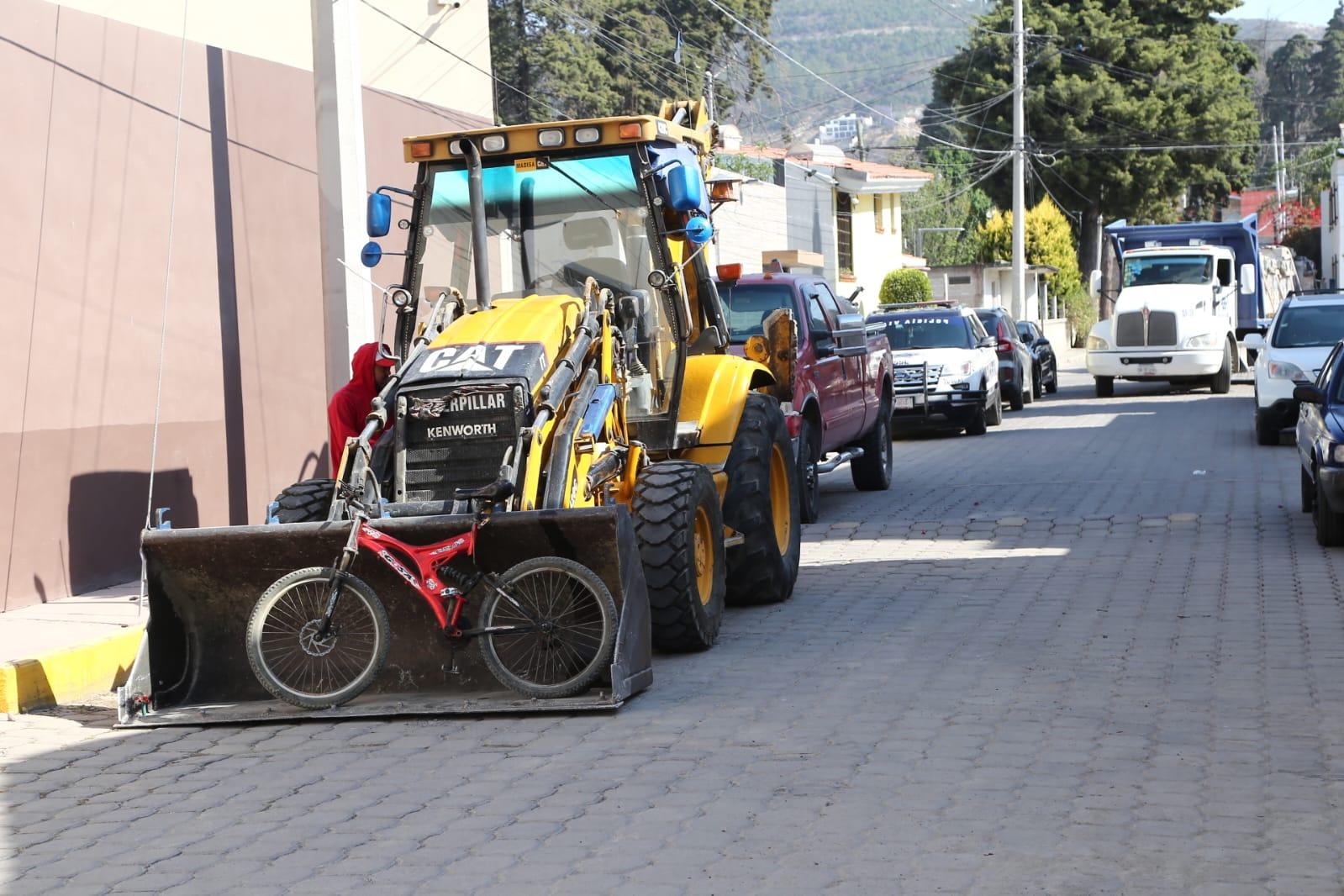 Bloquean vecinos obras en avenida Leonarda Gómez Blanco de Totolac 