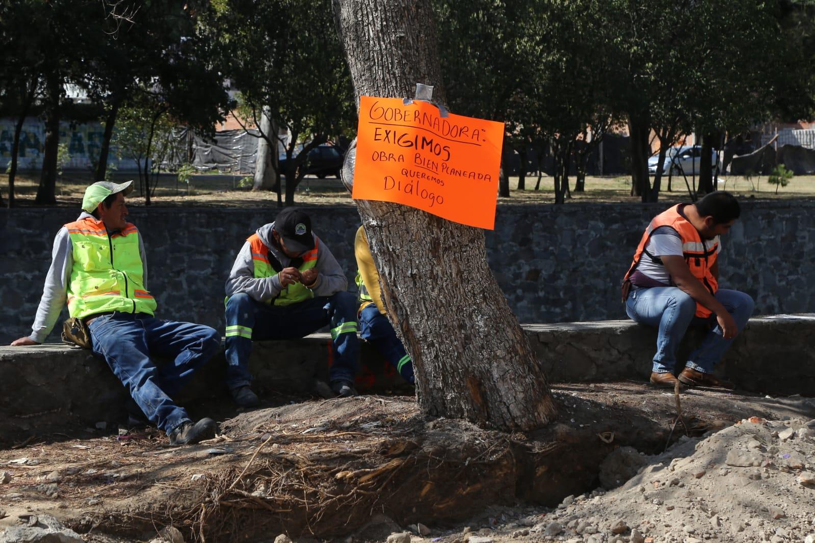 Bloquean vecinos obras en avenida Leonarda Gómez Blanco de Totolac 
