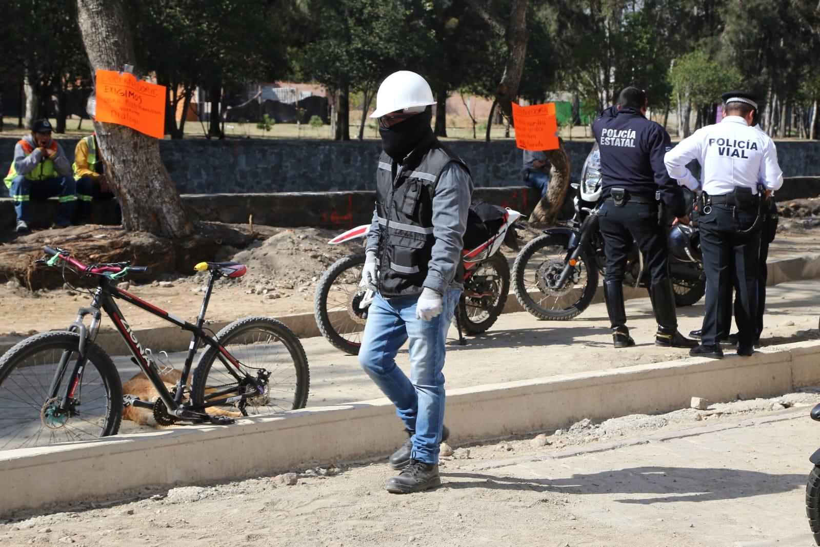 Bloquean vecinos obras en avenida Leonarda Gómez Blanco de Totolac 