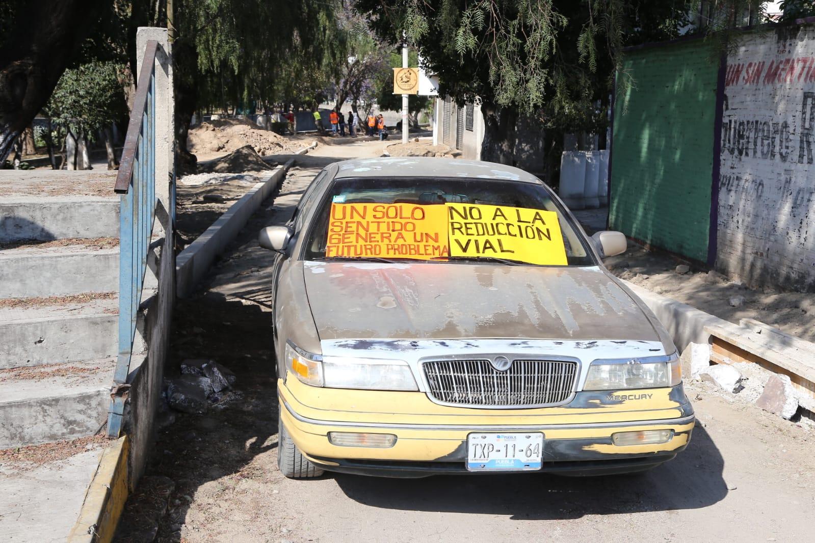 Bloquean vecinos obras en avenida Leonarda Gómez Blanco de Totolac 