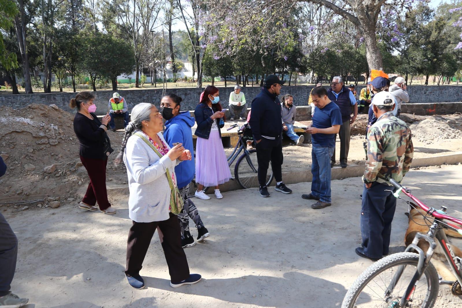 Bloquean vecinos obras en avenida Leonarda Gómez Blanco de Totolac 