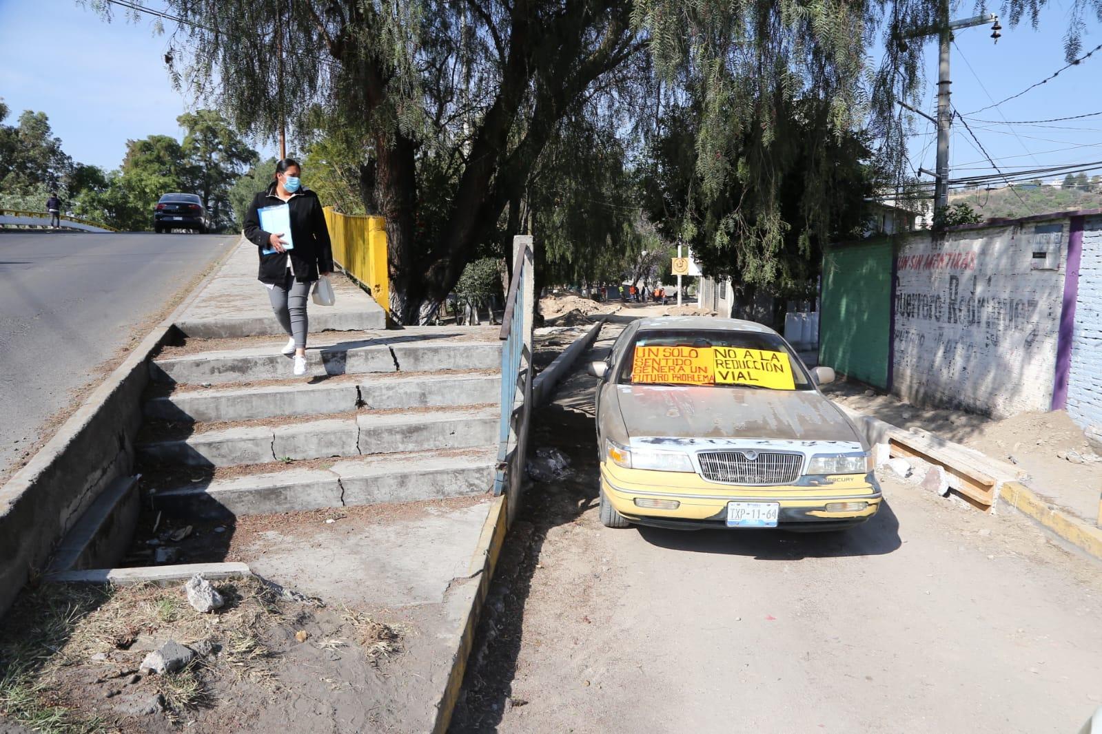 Bloquean vecinos obras en avenida Leonarda Gómez Blanco de Totolac 
