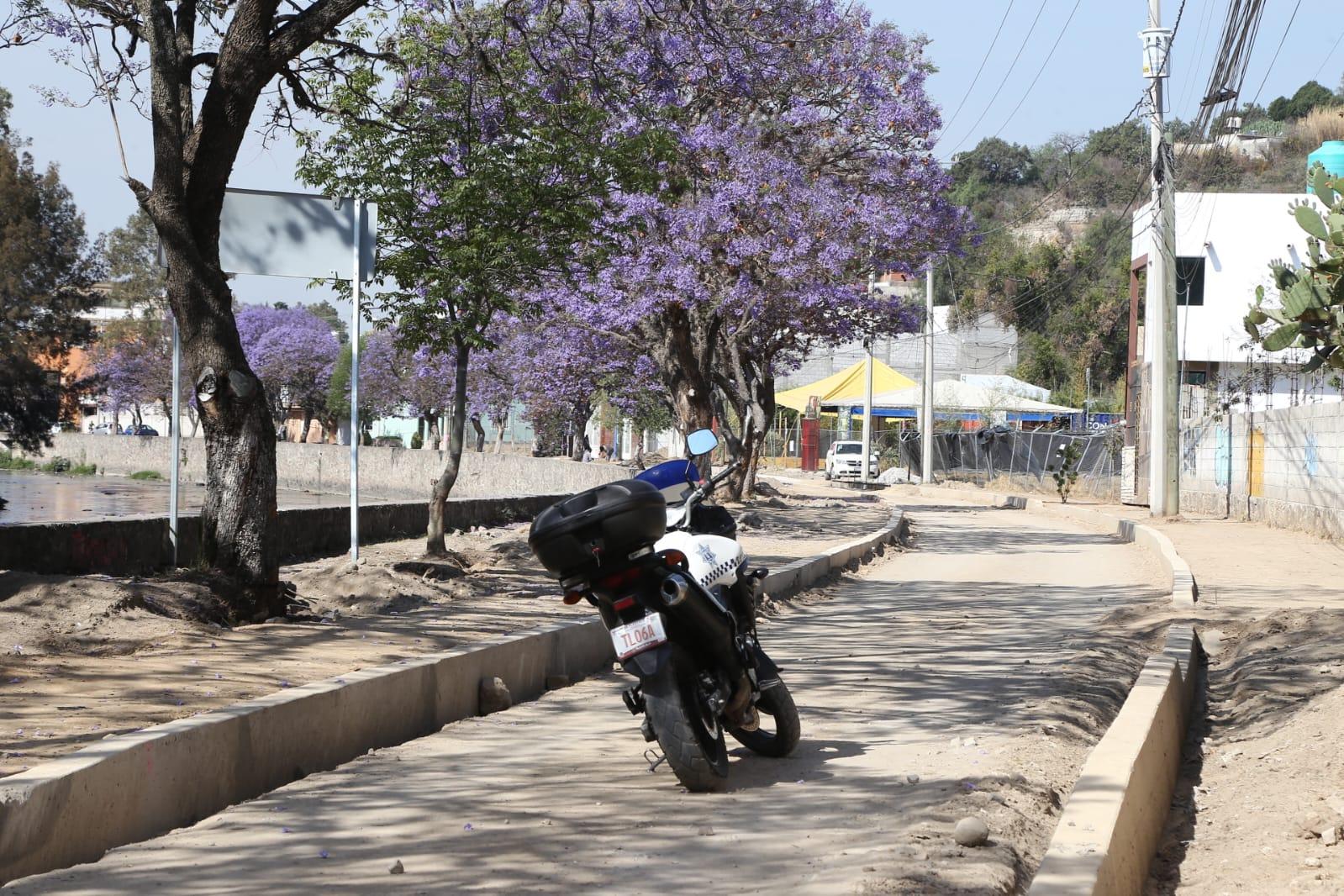 Bloquean vecinos obras en avenida Leonarda Gómez Blanco de Totolac 