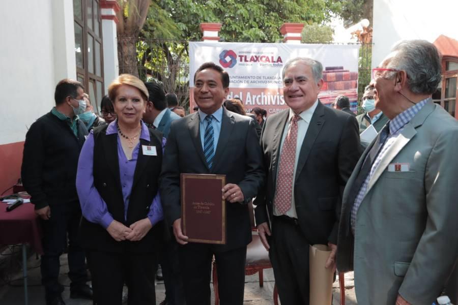 Recibe capital tlaxcalteca facsímil de las actas de cabildo del siglo XVI