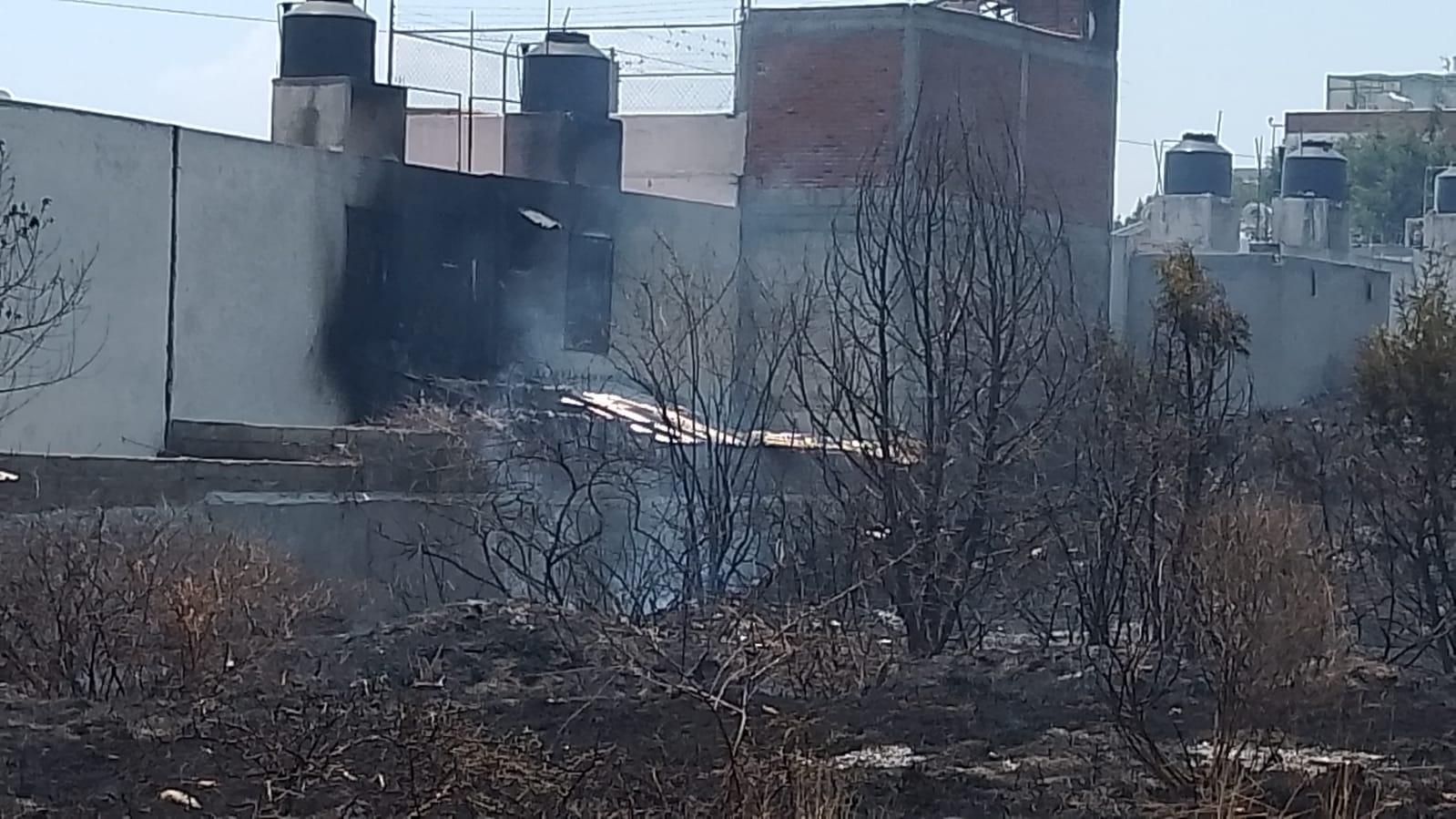 Incendio de pastizal alcanza domicilio, no hay daños