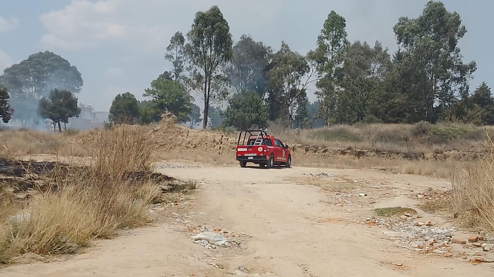 Incendio de pastizal alcanza domicilio, no hay daños
