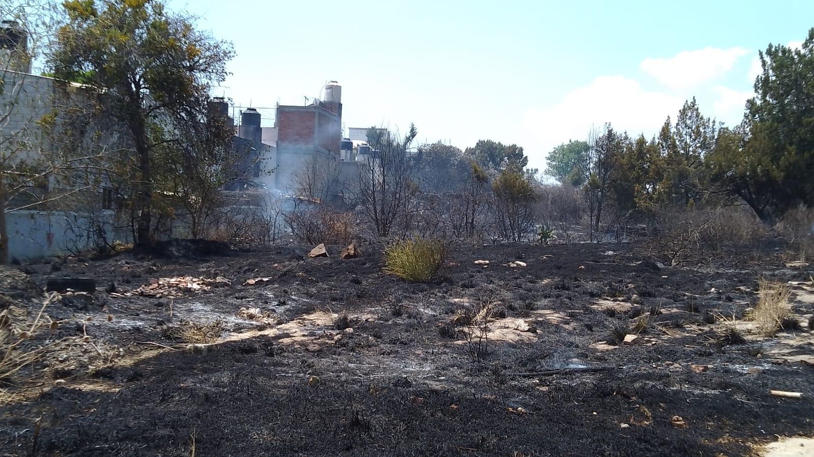 Incendio de pastizal alcanza domicilio, no hay daños