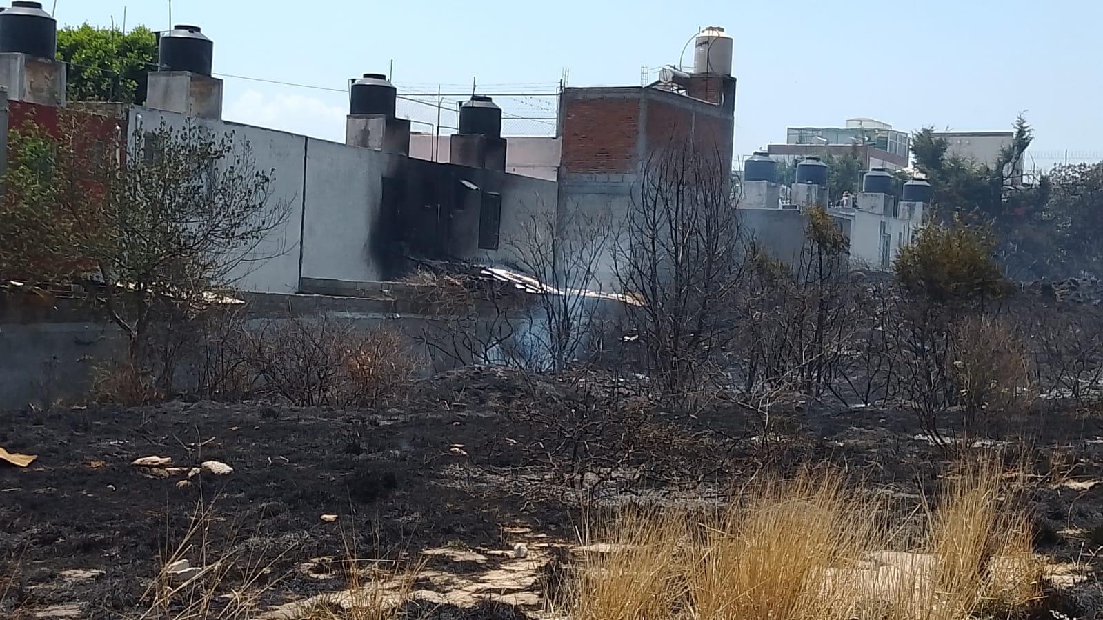 Incendio de pastizal alcanza domicilio, no hay daños