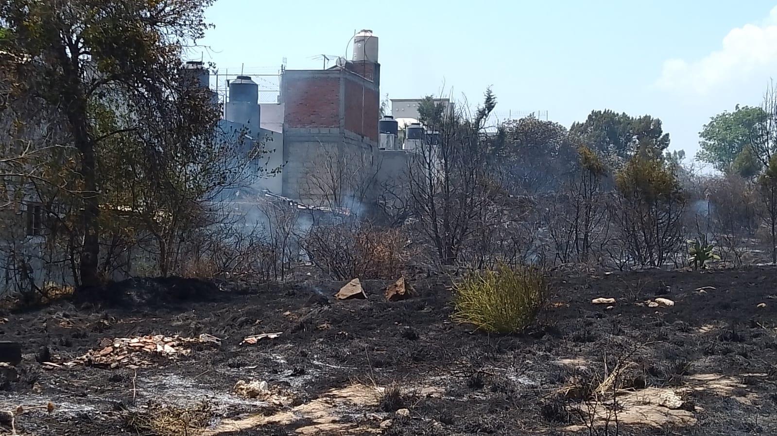 Incendio de pastizal alcanza domicilio, no hay daños