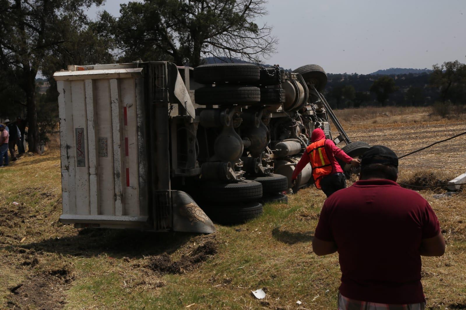 Vuelca camión de volteo en Las Mesas, Xaltocan 