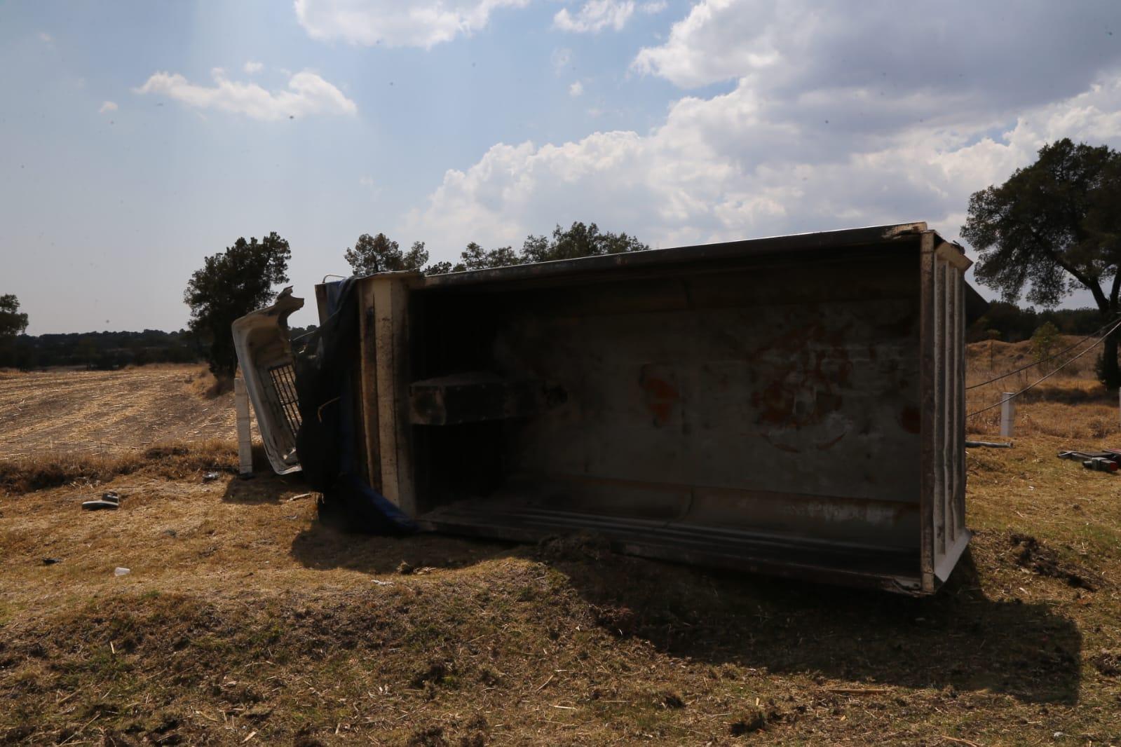 Vuelca camión de volteo en Las Mesas, Xaltocan 