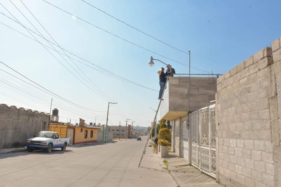 Gobierno de Apetatitlán mantiene programa de rehabilitación de alumbrado público 