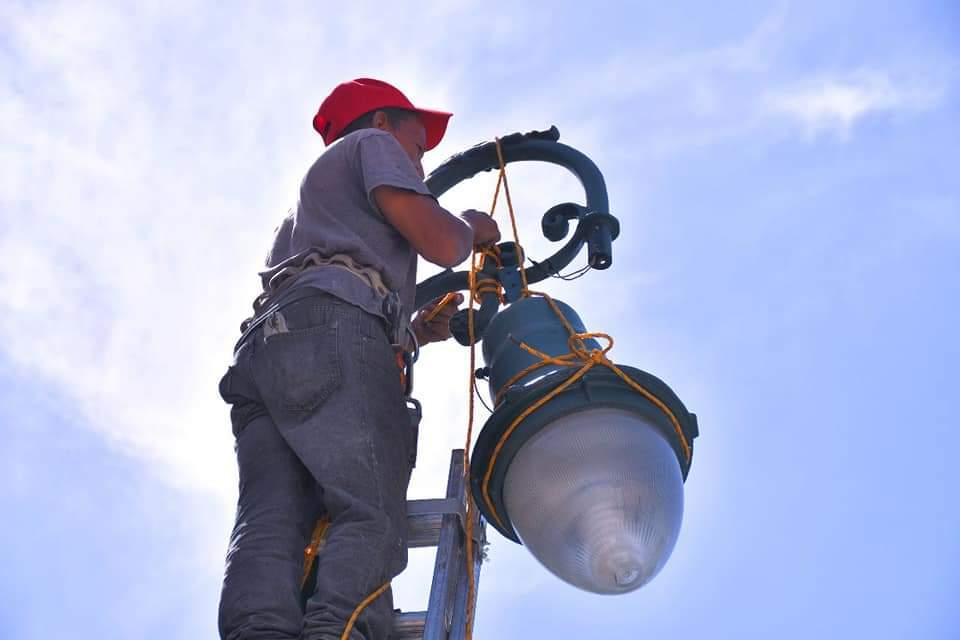 Gobierno de Apetatitlán mantiene programa de rehabilitación de alumbrado público 