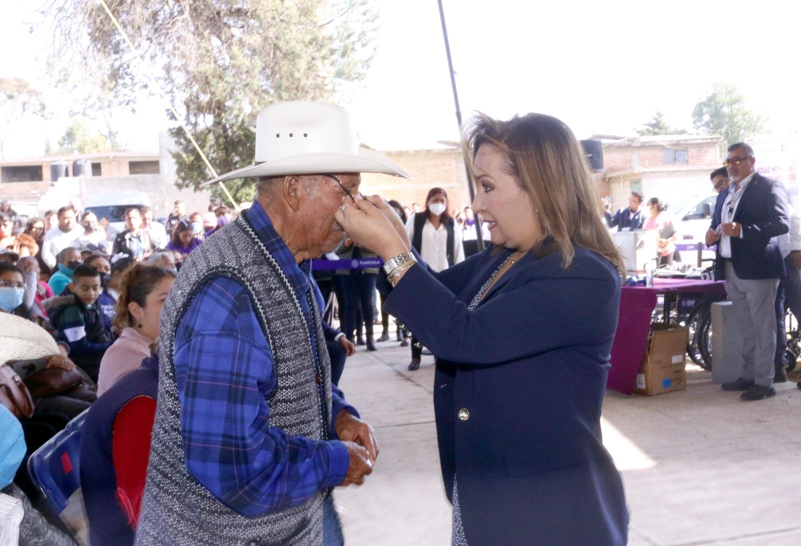 Entrega sistema estatal DIF sillas de ruedas y lentes para vista cansada